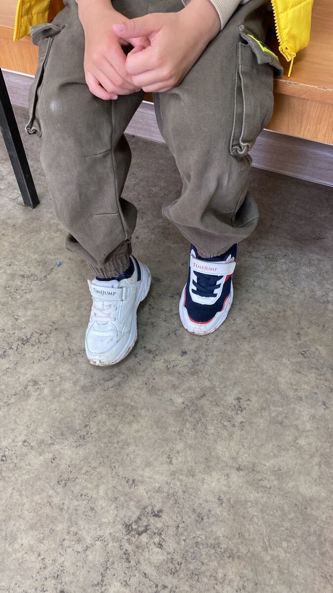 Это я в  больнице обнаружила разные кроссовки на сыне)