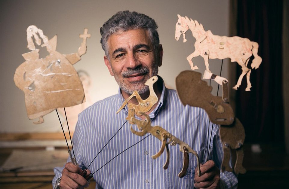 Армен Киракосян и куклы для теневого театра. Фото: Smithsonian Magazine