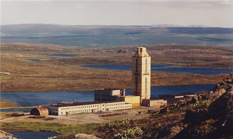 На фото: Кольская скважина в городе Заполярный. Источник: https://s13.stc.yc.kpcdn.net/share/i/12/4487772/wr-960.webp