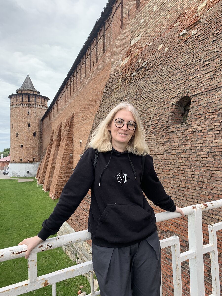 На толстовке логотип нашего проекта