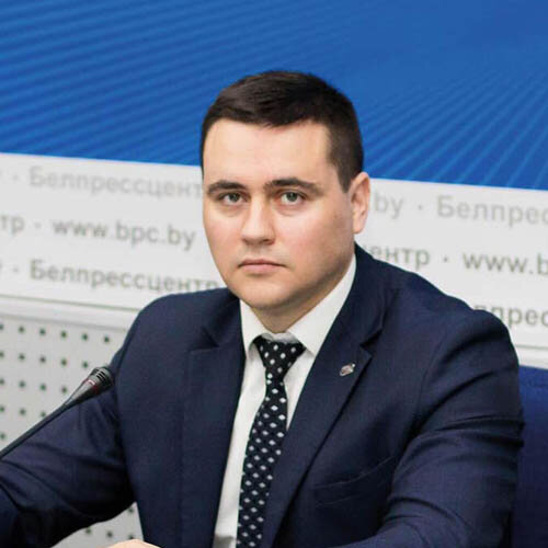 Андрей Иванец, министр образования Республики БеларусьМы должны посмотреть по срезу централизованного экзамена, насколько соответствует оценка итоговая ученика в аттестате той, которую он получит независимо на централизованном экзамене. Это будет мотивировать учителя. Учитель будет понимать, что оценка будет стоять как среднее арифметическое между годовой и за централизованный экзамен. Это будет стимулировать, чтобы качество образования повышалось вне зависимости, где ты находишься — в сельской местности или в областном центре, или Минске.