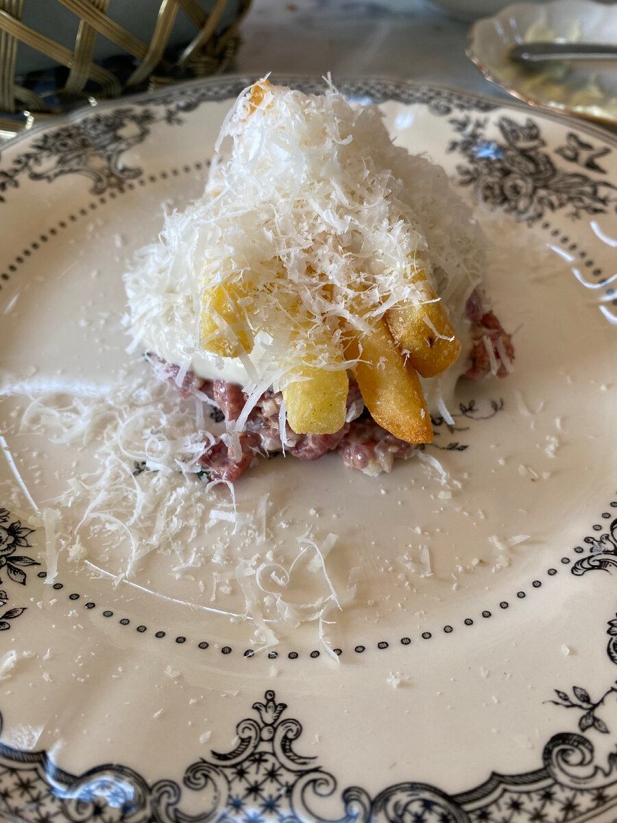 Тартар: сам по себе очень плотный, насыщенный вкус, как мяса, так и соуса. Смутила картошка Фри, мне кажется что она тут лишняя.