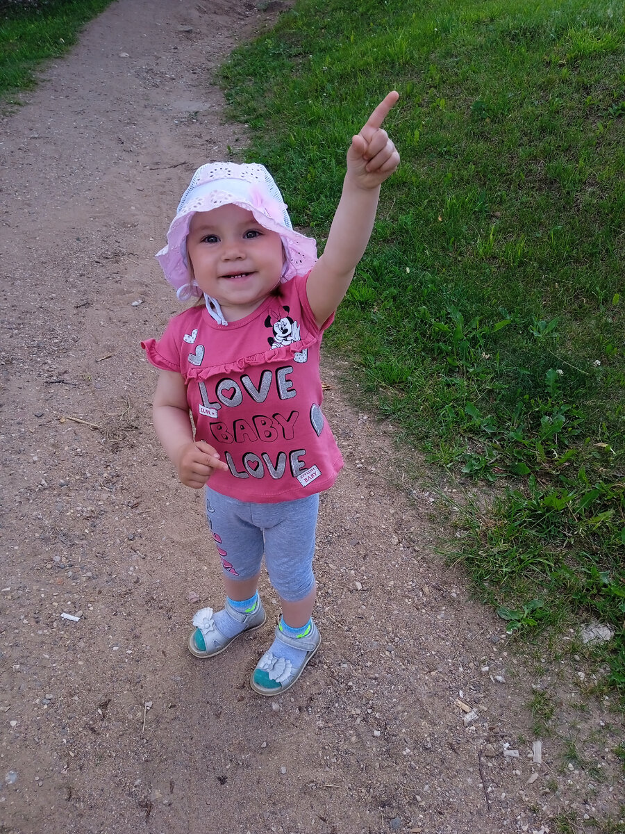 Теперь Даринка радуется, когда слышит самолёт и показывает пальчиком на небо. Теперь ей не страшно...