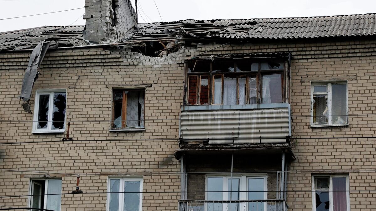    Жилой дом в Киевском районе Донецка, частично разрушенный в результате обстрела со стороны ВСУ© РИА Новости / Сергей Аверин