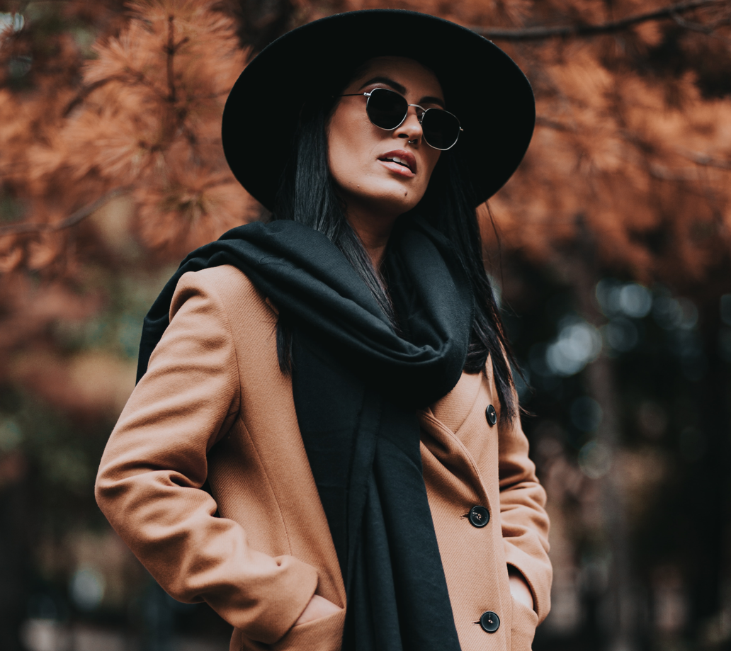 Совсем необязательно осенью и зимой предпочитать сумки только темного цвета. Фото автора Marcos Paulo Prado Unsplash, используется по лицензии Unsplash License 