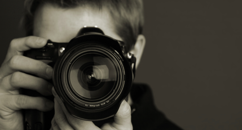 Сейчас многие увлекаются фотографией. 