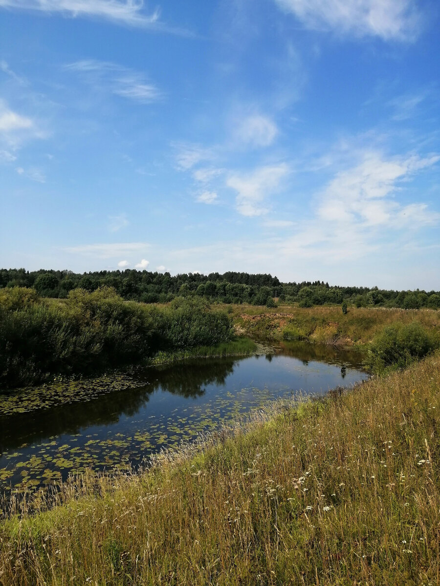 Близость к реке ровная поверхность. Речка лежа. Река лежа фото. Окуловка река в апреле. Деревня Столбово лежит на реке Калке.