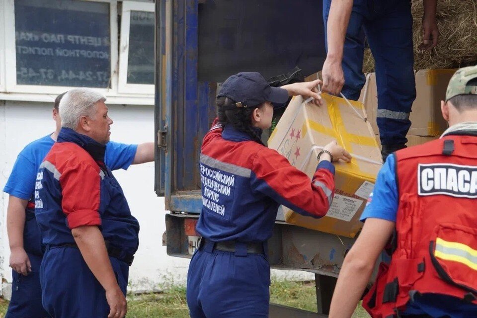     Волонтеры доставили помощь конноспортивному клубу. Фото: Народный фронт