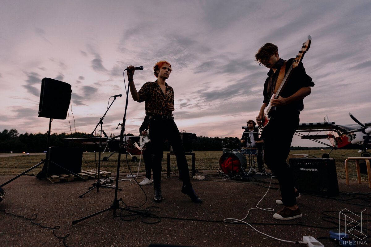Группа Диктофон на аэродроме малой авиации в Калужской области. Фотограф -  Polina Lipezina.