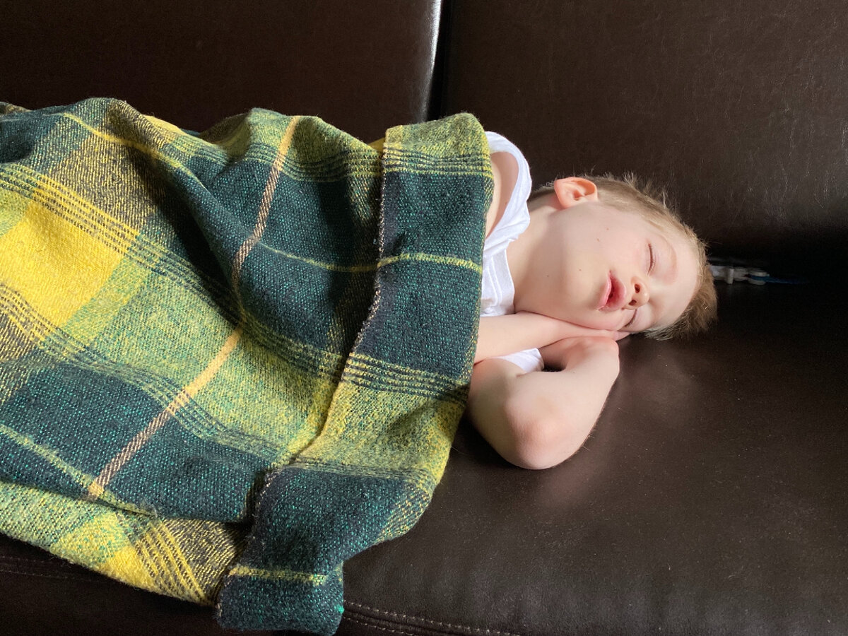 Фото автора. Уже встал в школу, но по пути из ванной решил урвать ещё пару минут )))