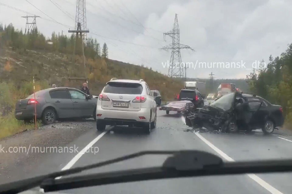    В ДТП водитель отечественного автомобиля погиб на месте, водитель Renault получил травмы. Фото: скрин видео