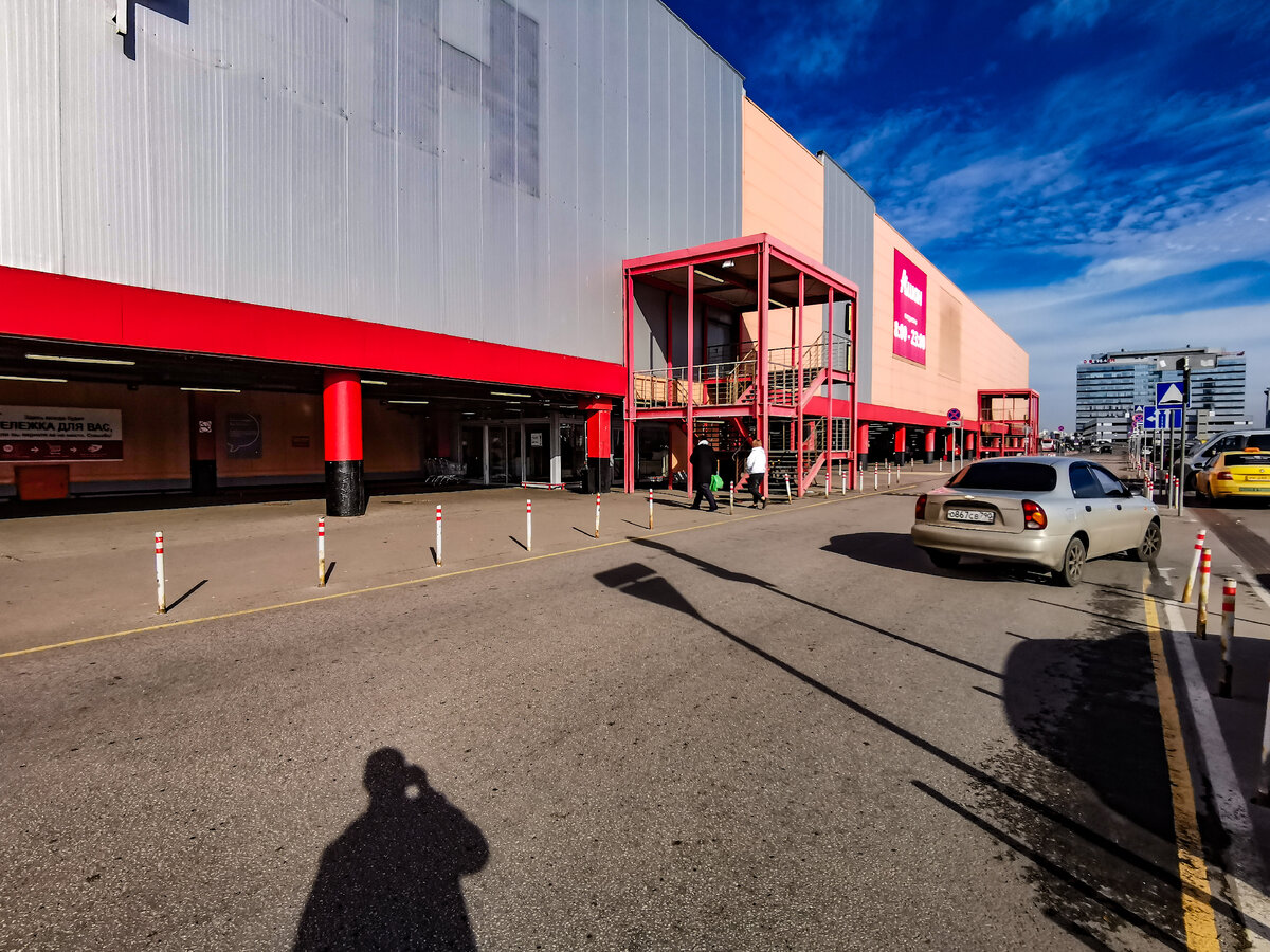 На подходе к "Ашану" и мой теневой портрет. Это я так пытаюсь сфотографировать здание "Ашана".