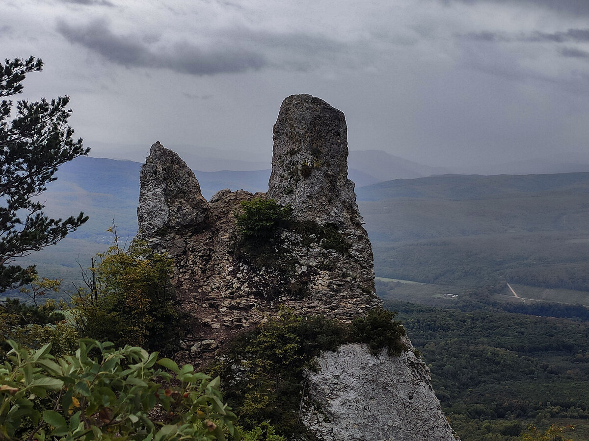 Скала Чертов палец. Самые смелые забираются на скалу. У меня было несколько секунд, без туристов для фото.