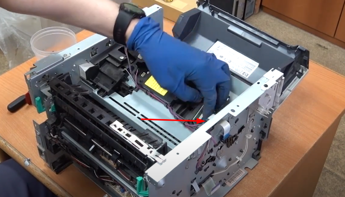 Фото 79. Снимаем кулису (указана красной стрелкой). Для этого сводим фиксаторы, расположение которых указано желтой стрелкой