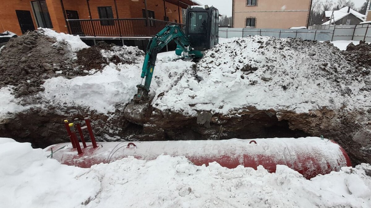 Установка подземного газгольдера зимой