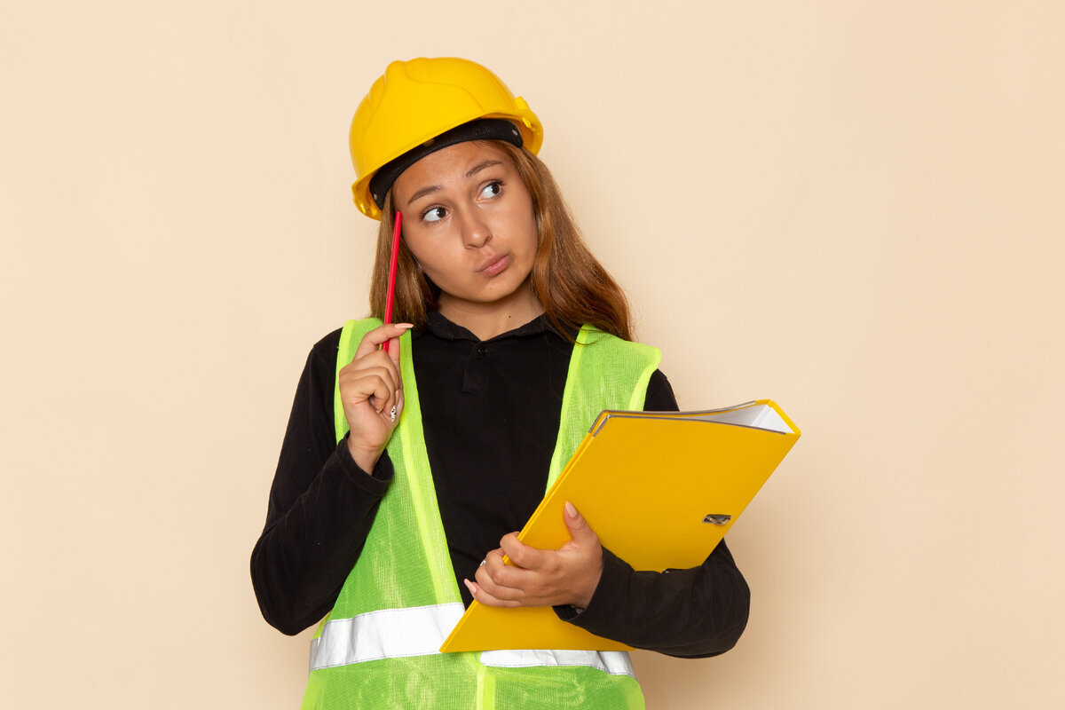 Источник https://www.freepik.com/free-photo/front-view-female-builder-yellow-helmet-holding-yellow-file-pencil-thinking-white-desk_10678378.htm#query=%D0%B8%D0%BD%D0%B6%D0%B5%D0%BD%D0%B5%D1%80%20%D0%B7%D0%B0%D0%B4%D1%83%D0%BC%D0%B0%D0%BB%D1%81%D1%8F%20%D1%81%20%D1%87%D0%B5%D1%80%D1%82%D0%B5%D0%B6%D0%BE%D0%BC&position=5&from_view=search&track=ais