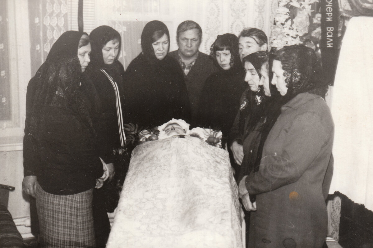 1983 год, похороны прабабушки Екатерины, было принято их фотографировать почему-то. Валентина и Валерий  и моя мама по центру за головой покойника.