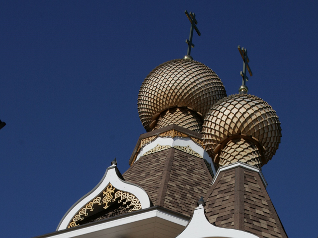 Купола и резные украшения (галерея - стрелка вправо).