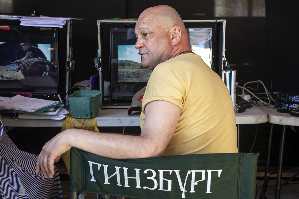 Режиссер Сергей Гинзбург на съемочной площадке сериала