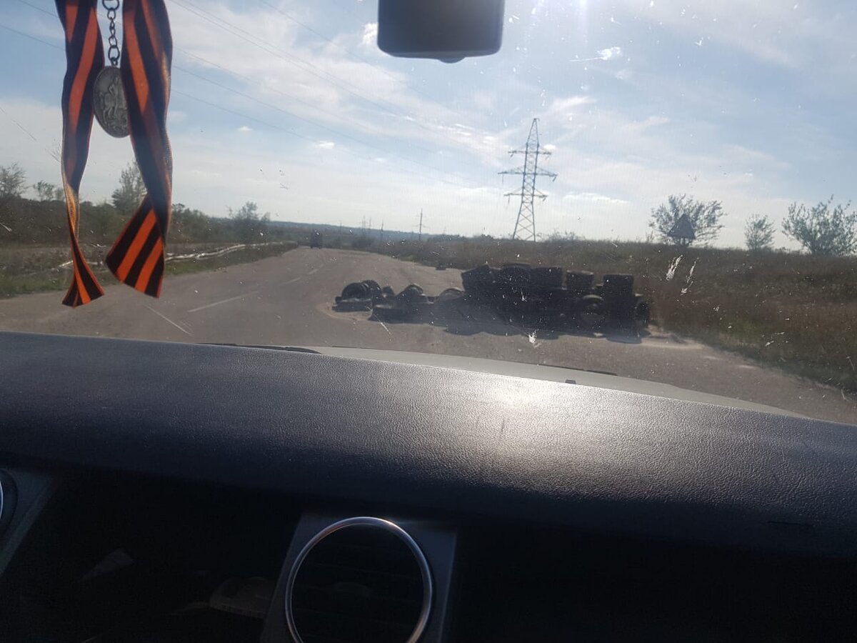 Впереди можно разглядеть "Газель", в которой еду я. Метров через 150 дорога кончится