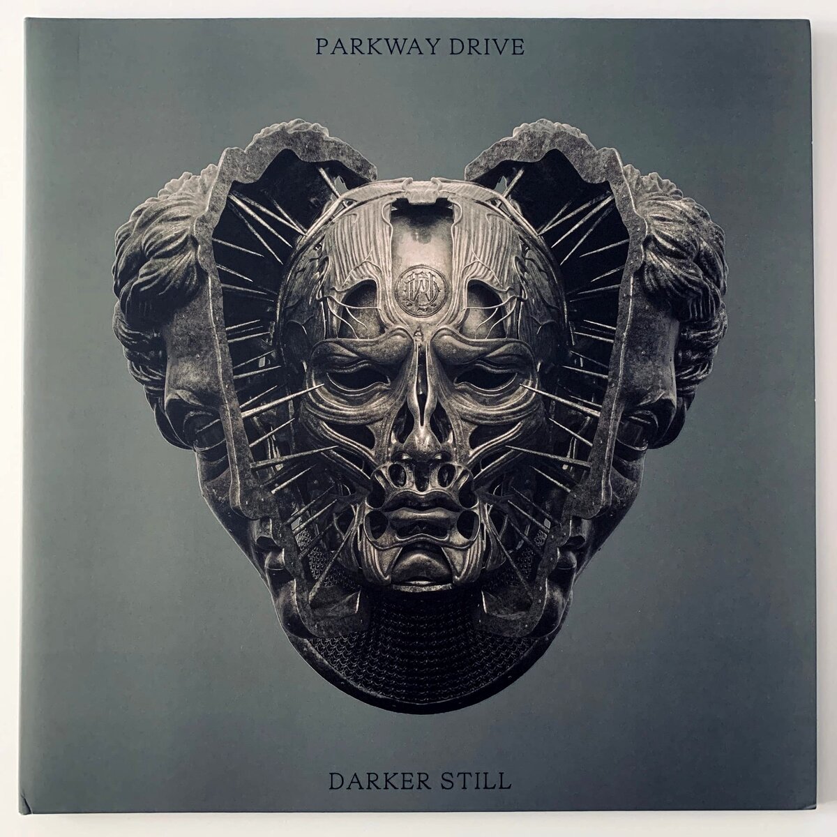 Обложка винила выглядит эпично, но не хватило глянцевости для маски