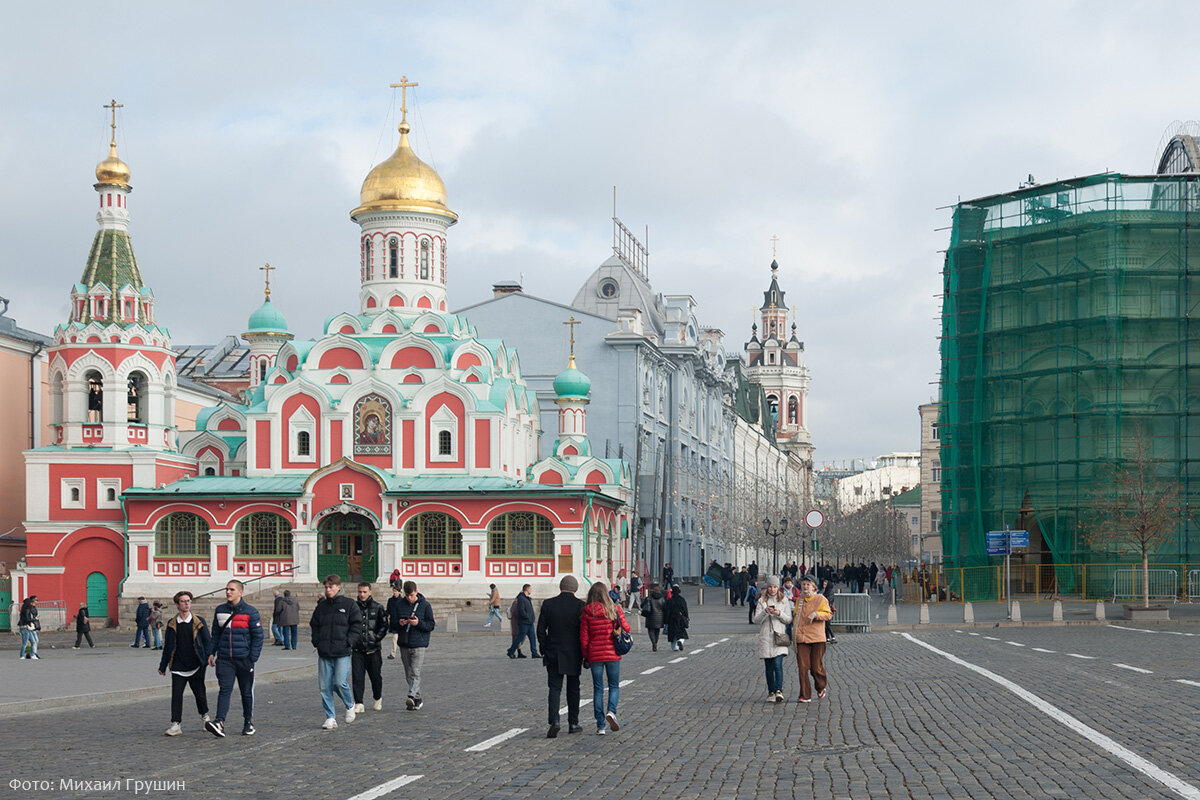 Казанский собор и Никольская улица. Октябрь 2022 года.