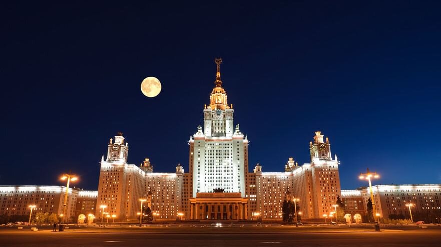 ГЛАВНОЕ ЗДАНИЕ МГУ ИМ. М.В. ЛОМОНОСОВА, МОСКВА. ФОТОГРАФИЯ: НАТАЛЬЯ ВОЛКОВА / ФОТОБАНК «ЛОРИ»