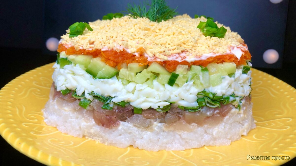 Приготовила на праздник слоеный салат из копченой скумбрии. 