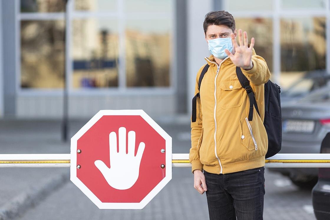    Мужчина показывает знак "стоп":freepik.com