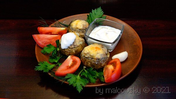 Шампиньоны с фаршем и сыром в духовке.