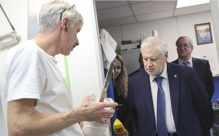 С. Миронов на встрече в Доме реабилитации. Источник - пресс-служба партии