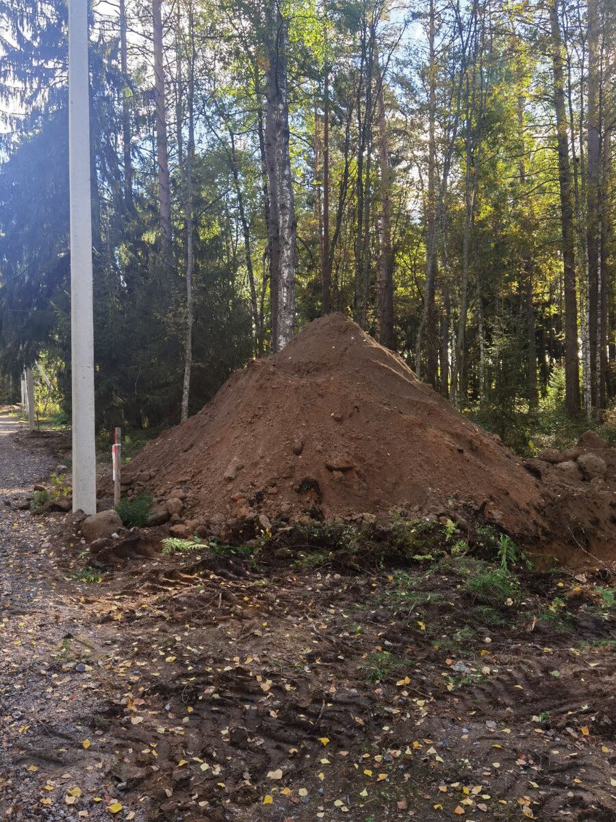 Привезли песок. 