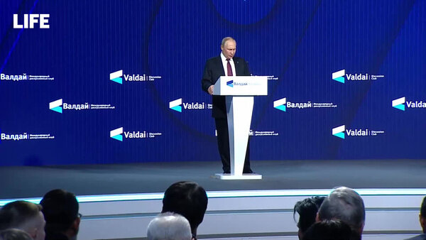 Президент РФ Владимир Путин высказался о золотовалютных резервах. Видео © LIFE