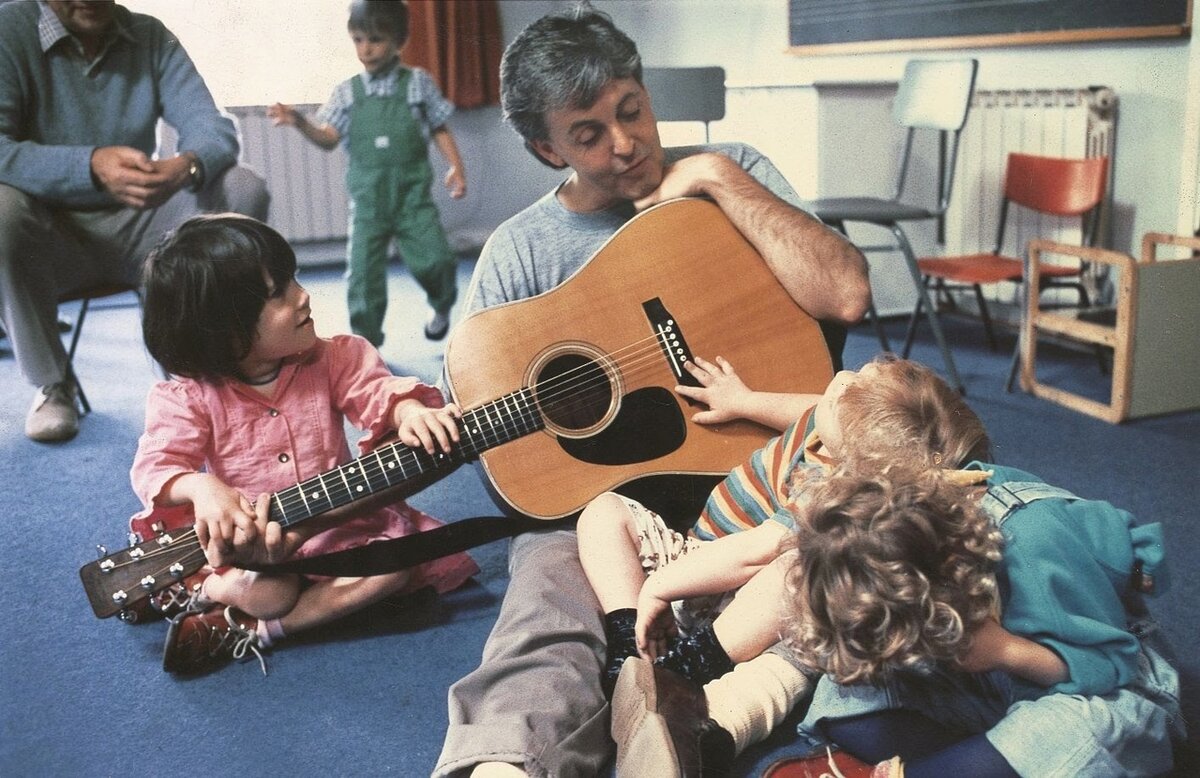 Пол с детьми из Фонда, 1986 год