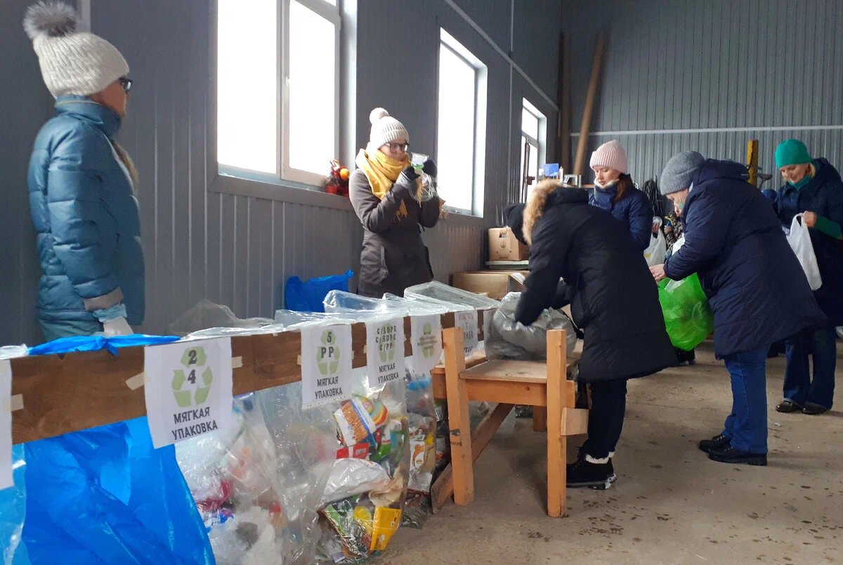 Раза два в месяц отвозим скопившийся мусор в пункт приема вторсырья. По выходным здесь многолюдно и всегда много знакомых