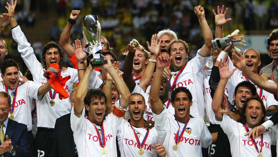 После неудач в финалах Лиги Чемпионов Валенсия выиграла Кубок Уефа и Суперкубок