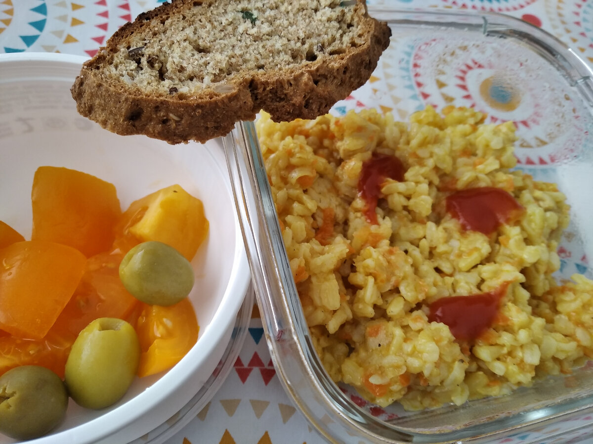 нейтральная еда для работы - плов и овощи (летом свежие, зимой тушеные)