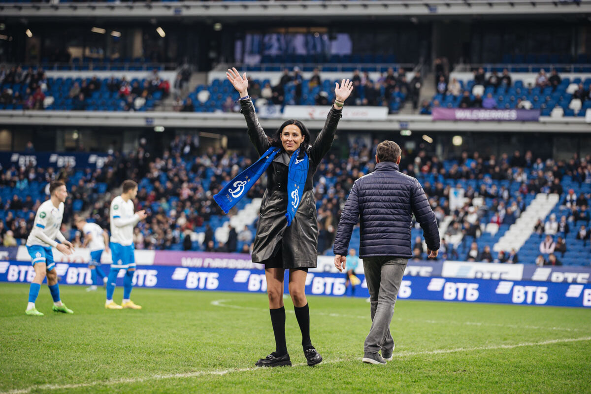 Внучка Льва Яшина наносит первый удар по мячу. Fcdm.ru