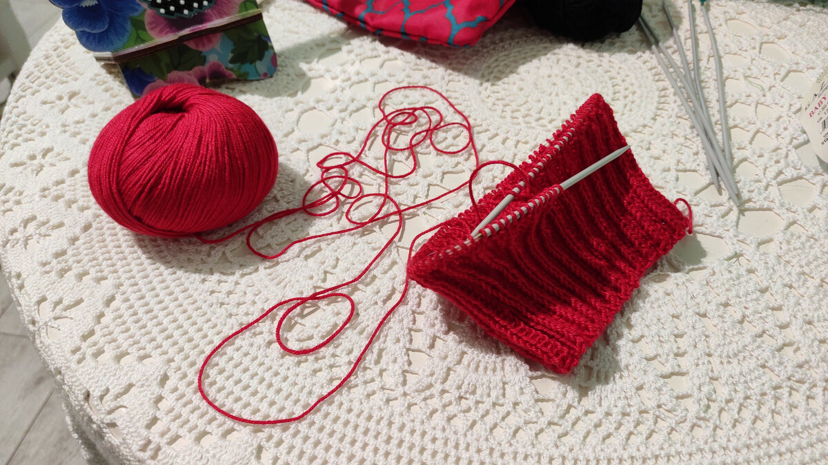 Вяжу себе красный снуд 