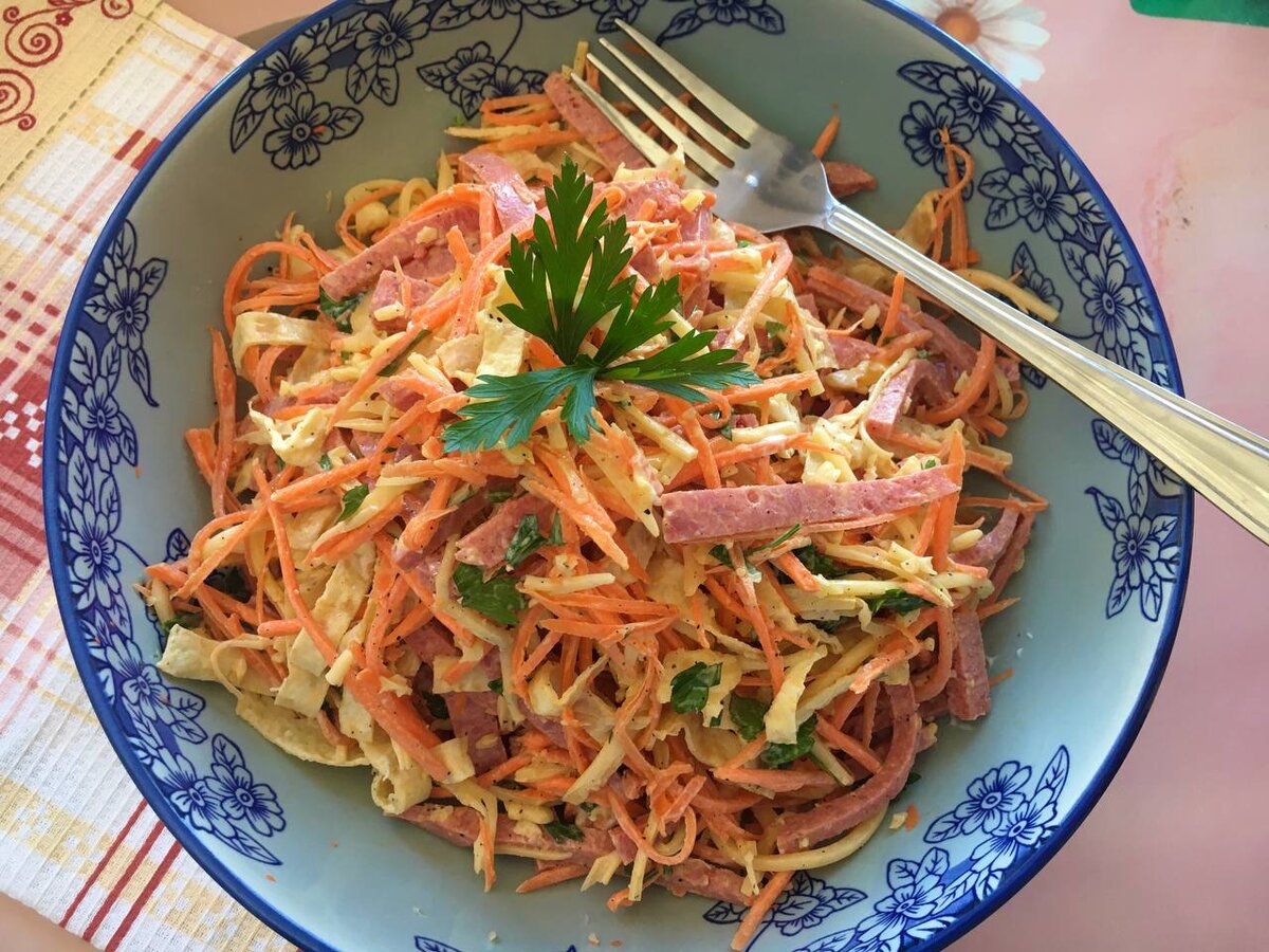 Салат морковка свежая колбаса копченая. Салат с корейской морковью и сыром. Салат с корейской морковкой и копченой колбасой. Салат морковка свежая колбаса копченая. Салат морковка свежая колбаса копченая.
