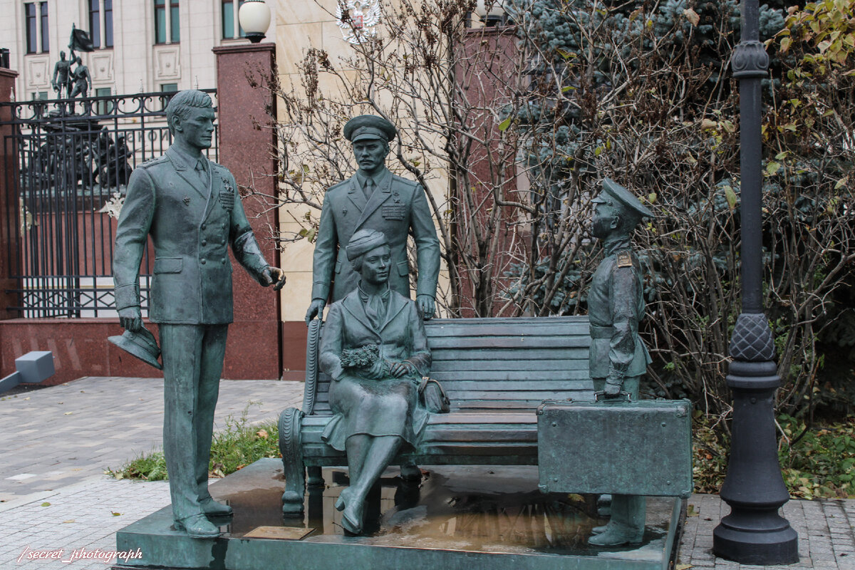 Скульптор памятник. Памятник на Патриаршей набережной в Москве. Памятник стоя Москве.