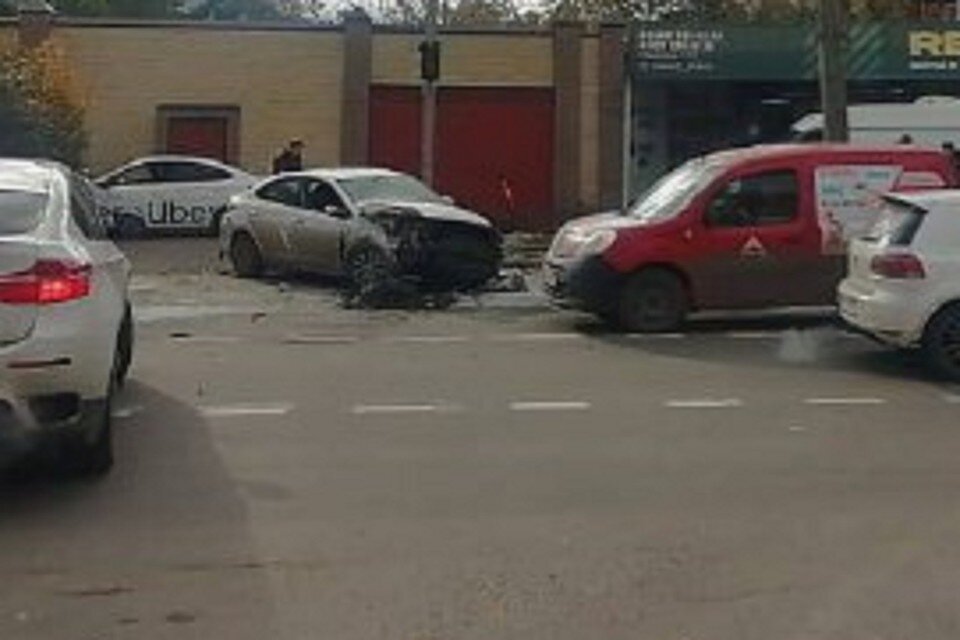     В Ростове водители двух иномарок пострадали в аварии. Фото: ГИБДД по РО.