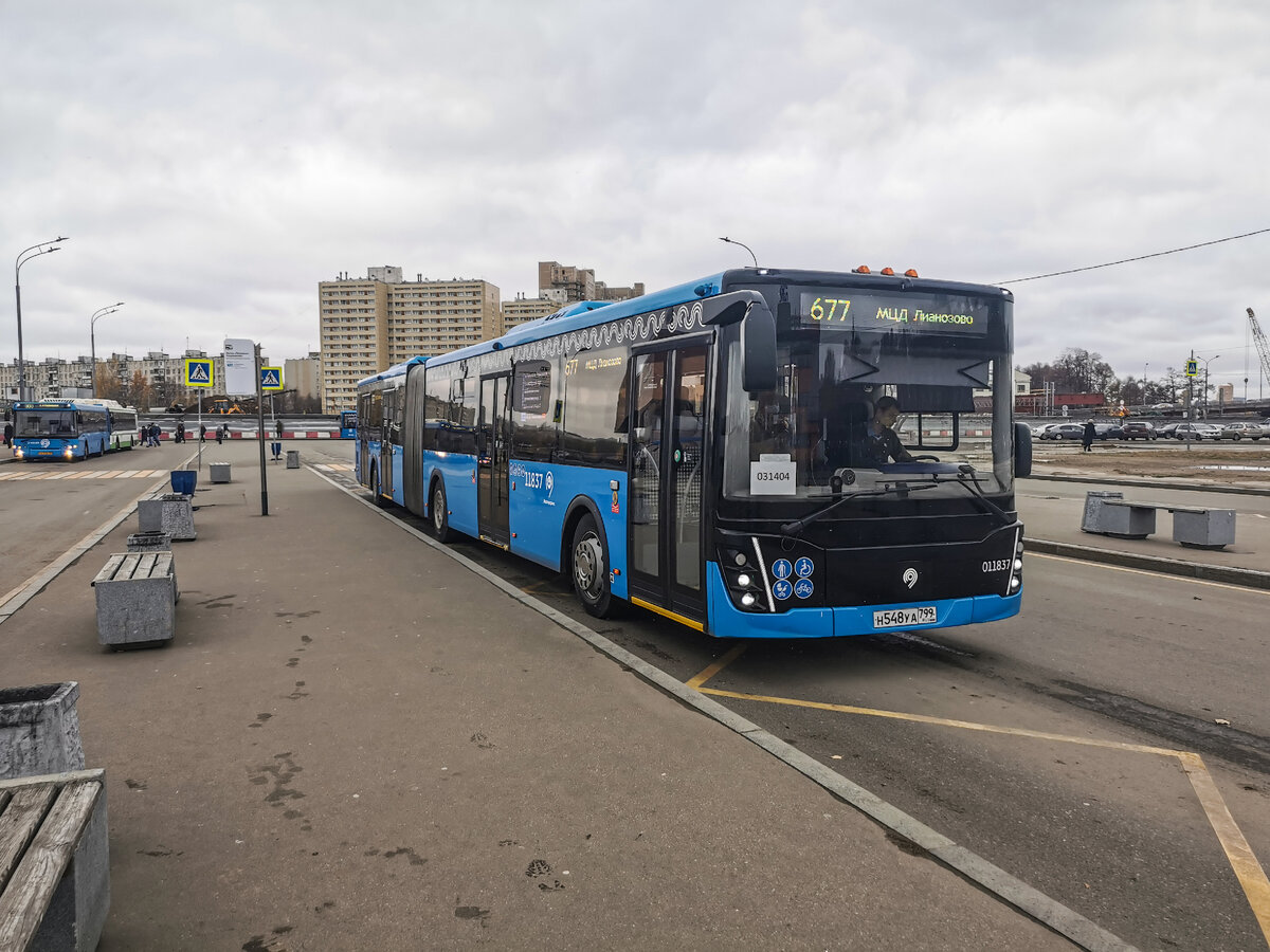 Автобус 031404 ЛиАЗ-6213 на маршруте № 677. Локомотивный проезд, у метро "Петровско-Разумовская", В последнее время из-за особенностей контрактов жизненного цикла (как я прочитал на транспортных форумах в интернете) автобусы передают из филиала в филиал. Так, состоялся обмена автобусами между филиалами "Северо-Восточный" и "Юго-Западный". На маршрутах автобусы первое время ездят со старыми бортовыми номерами, а новый вешают на бумажке за ветровым стеклом.