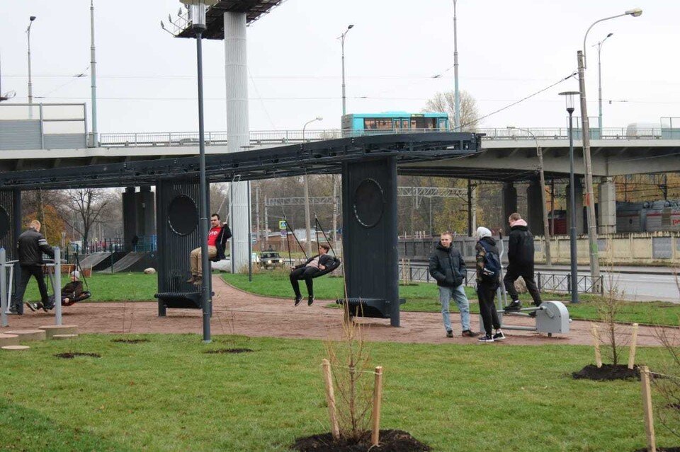 В петербурге открыли площадки. Сквер Петра Семененко. Озерки пространство. Парк им Семененко в Питере. Скейт площадка в Александровском парке.