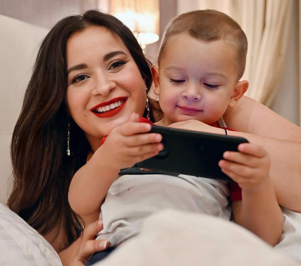 Добрый день. Меня зовут Вика, я — семейный психолог, телеведущая, автор книг «Это же ребенок» и «Это же любовь» и мама троих детей.