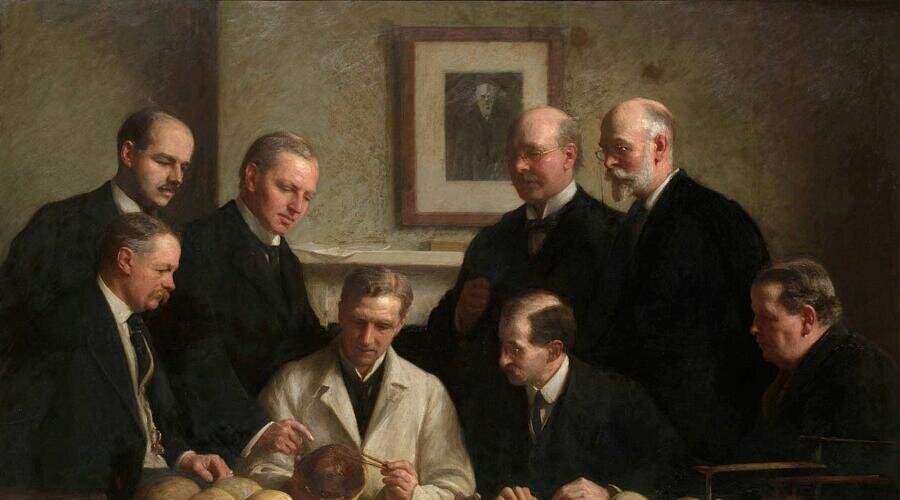    Портрет основных действующих лиц пилтдаунской истории на фоне портрета Чарльза Дарвина (художник Джон Кук, 1915). В центре Артур Кит (сидит, в белом халате); слева от него Чарльз Доусон и Артур Вудворд (стоят), А. С. Андервуд (сидит); справа от Кита Фото: общественное достояние