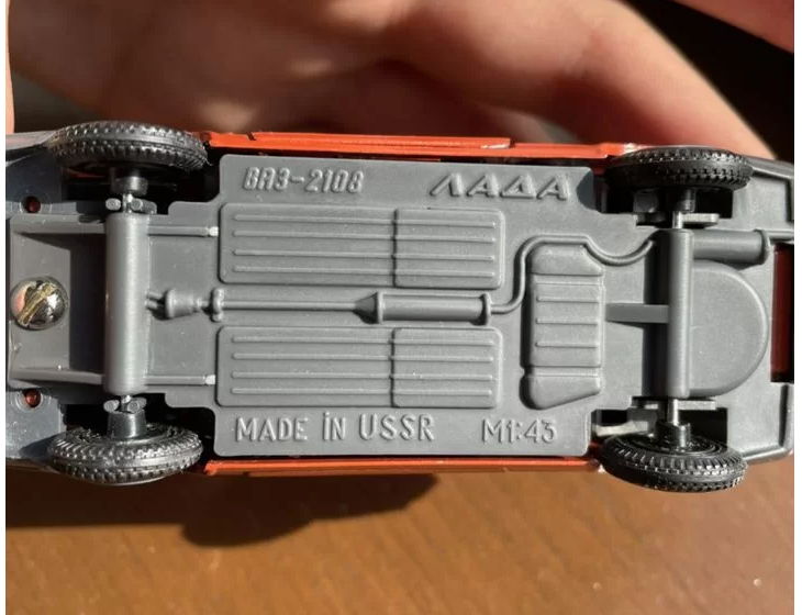 Во-вторых, дно, относящееся исключительно к модели автомобиля Ваз 2108. Вы же знаете, обращали внимание на то, что у 2108 и 2109 унифицированное дно? Там так и написано "ВАЗ-2108/09", а на первых машинках нет "/09". На самом деле не совсем ясно: возможно, завод хотел иметь отдельные отливочные формы дна на модели 2108 и 2109, возможно, в то время 2109 и вовсе не планировалась к производству.. а, возможно, когда запускали "восьмерку" просто не подумали о способах экономии и упрощения - этот вариант наиболее вероятен, по моему мнению. 