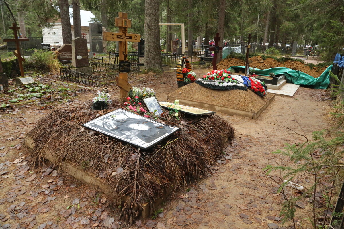 Могила нины ургант. Похороны нины ургант. Похороны нины ургант. Могила нины ургант на комаровском кладбище. Могила ургант.
