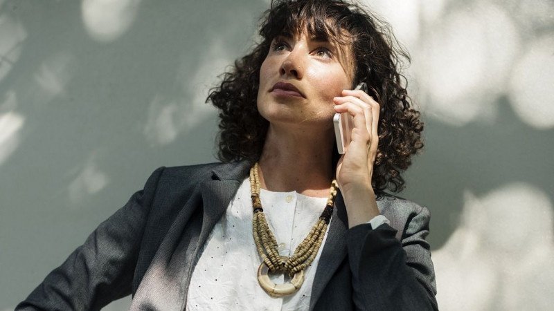     Женщина говорит по телефону. СС0