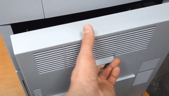 Фото 8. Открываем боковую крышку.